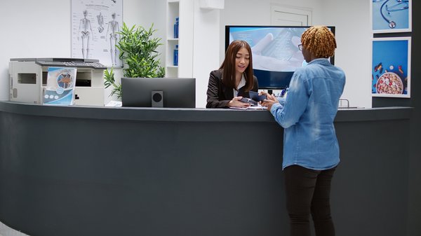 Comptoir d'accueil sur mesure : trouvez celui qui vous convient