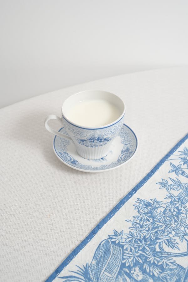 10 idées stylées pour intégrer la toile de jouy à votre table