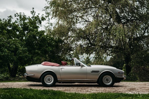 Découvrez l'Aston Martin DB5 automatique : une légende sur roues